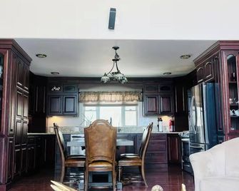 This is a luxurious two-story mountain retreat tucked in Ruidoso Downs, NM. - Ruidoso Downs - Dining room