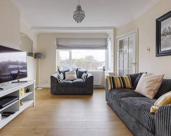 Modern 4 bedroom house in Heathrow, London - Staines-upon-Thames - Living room