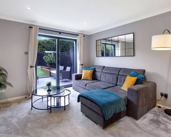 Spotless Two-Bedroom Home with Garden and Parking - Stevenage - Living room