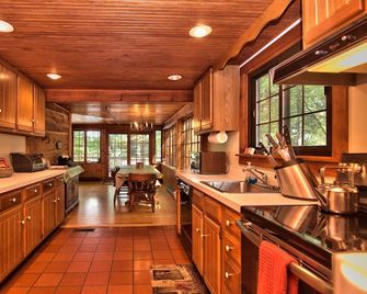 Sunny Point Lake Wallenpaupack Lakefront with private dock - 4 bedroom sleeps 9 - Lakeville - Kitchen