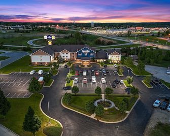 AmericInn Lodge & Suites Green Bay East - Green Bay