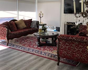 Fully remodeled 2+2 palisades apartment - Los Angeles - Living room