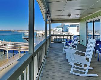 Seahorse Sound | Soundfront + Dock, Gorgeous Views - Topsail Beach - Balcón