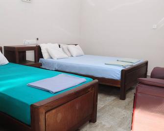 Traveller's Home Hotel - Tissamaharama - Bedroom
