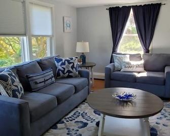 3 Beds, 2 Bath, Close To Beaches, Restaurants, Bi Ferry, Sunset Views! - Narragansett - Living room