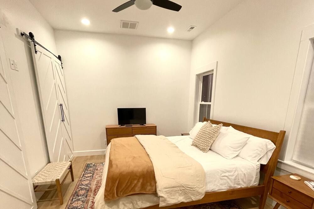 New modern spacious unit, 5 miles from downtown, quiet country setting! - Madisonville - Slaapkamer