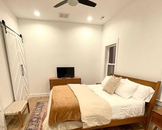 New modern spacious unit, 5 miles from downtown, quiet country setting! - Madisonville - Bedroom