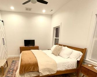 New modern spacious unit, 5 miles from downtown, quiet country setting! - Madisonville - Slaapkamer