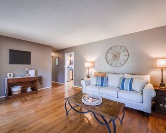 Your Comfort By The Lake - Ґантерсвілл - Вітальня