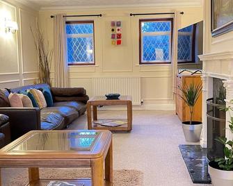 Super King Bed Suite, Executive office, fast WiFi, free parking - St. Ives - Living room