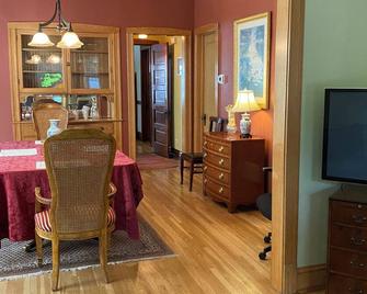 Fully restored 1900's 2-Flat on Chicago’s family friendly quiet North Side. - Chicago - Essbereich