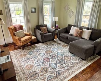 409 Franklin Pierce Hwy. is a 4 Bed, 2.5 Bath home with all Modern Amenities - Barrington - Obývací pokoj