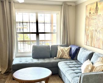 Location! | Walk To Stadium And Toomer’s | Cozy 4br Condo In The Heart Of Auburn - Auburn - Wohnzimmer