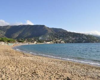 Hôtel Astria - Le Lavandou - Plage