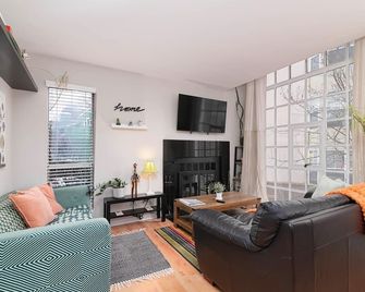 Unique & Vivid Uptown Oasis | Balcony | King Bed - Charlotte - Sala de estar