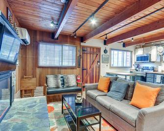 Inviting Mt Hood Cabin w/ Porch: 1 Mi to Skibowl! - Government Camp - Living room