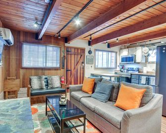 Inviting Mt Hood Cabin w/ Porch: 1 Mi to Skibowl! - Government Camp - Sala de estar