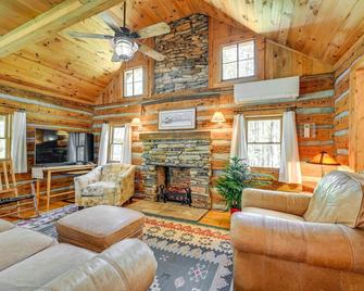 Dobson Vacation Rental - Close to Wineries! - Dobson - Living room