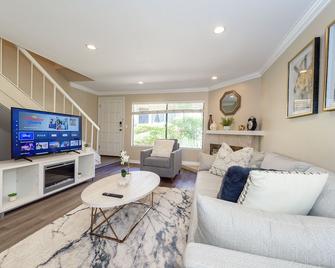 Entire Townhouse! Pool, Jacuzzi Quiet Neighborhood - San Diego - Living room