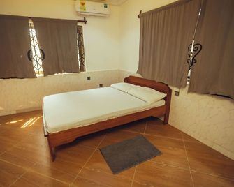 Spacious 4-bedroom house with AC, WiFi in brilliant Ghana Kokrobite beach side. - Kokrobite - Habitación