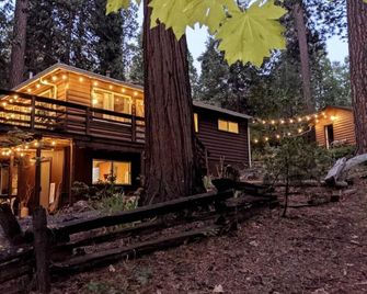 Cabin in the Pines, 3BR, Arcade Room, Wraparound Deck, Walk to Town, Dogs OK - Twain Harte - Gebäude