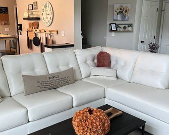 Stellar 4 bedroom home, newly renovated in Ankeny - Ankeny - Living room