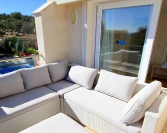 Beautiful 2 bedroom duplex apartment in walking distance to Kalkan centre - Kaş - Balcony