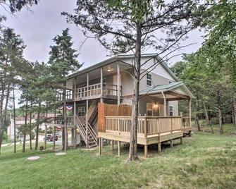 Lakeside Blue Eye Escape with Game Room and Hot Tub! - Blue Eye - Edificio