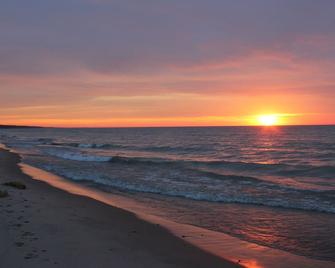 Perfect Family Friendly Getaway! - Three Oaks - Beach