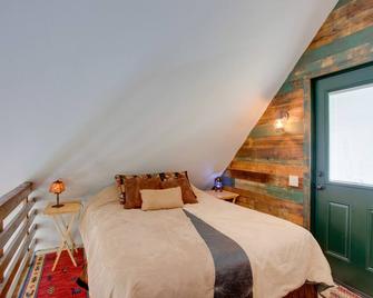 Colorful Cabin with Teepee, Fire Pits and Mtn Views! - Carbondale - Bedroom