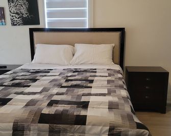 Modern Suite Near Hamilton Airport - Hamilton - Bedroom