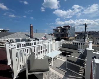1.5 Blocks from Ocean Unit #3 Great Location 2 Bedroom Apartment - Seaside Heights - Balcony
