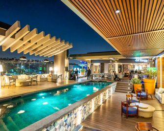 K Tower Boutique Hotel By Lucerna - טיחואנה - בריכה
