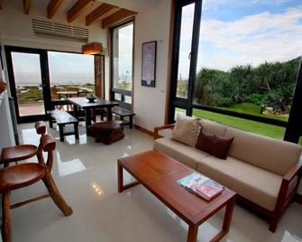Toro Ocean Front B&b - Ludao - Living room
