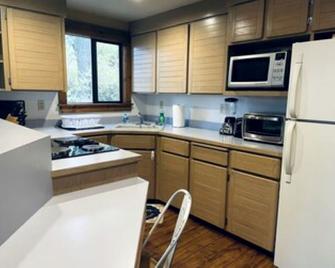 Cozy Lake View Woodland Cabin Rental in Coeur d'Alene, Idaho - Coeur d'Alene - Cocina