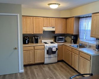 2 bedroom town house with game room - Albany - Kitchen