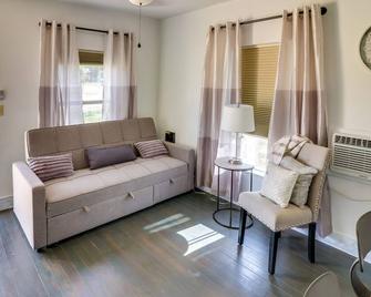 Cozy Ballinger Vacation Rental w/ Deck & Grill! - Ballinger - Sala de estar