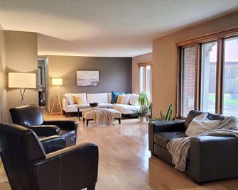 Countryside Farm Estate - Bnb - Orillia - Living room