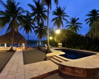 A charming and Peaceful Place! - Barra de Santiago - Piscina