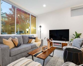 Perch - Ballard Bliss: Great Ballard location! Spacious 3BR w/parking - Seattle - Sala de estar