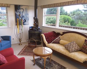 Geyser Lookout Bnb - Rotorua - Living room