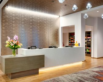 Hampton Inn & Suites Anaheim - Anaheim - Front desk