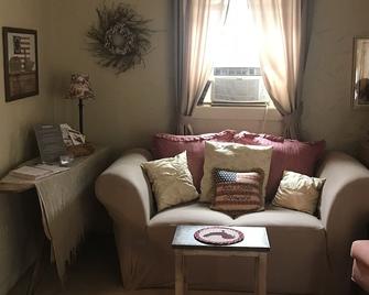 The Cozy Cottage on Main - Madison - Obývací pokoj