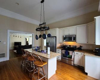 Lovely fenced and gated 3-bed/ 2 bath home on beautiful Elm lined Main Street. - Lumberton - Køkken