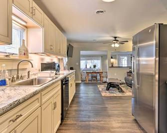 Lakeside Lodi Hideaway w/ Dock & Nearby Parks - Lodi - Cocina