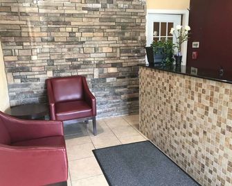 American Inn - Corsicana - Front desk