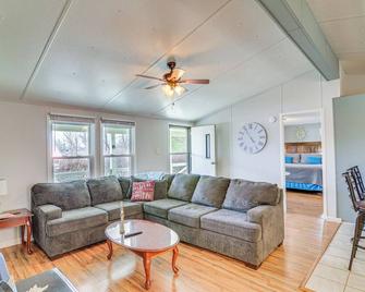 Monticello Home with Deck and Fire Pit Less Than 1 Mi to Water - Monticello - Sala de estar