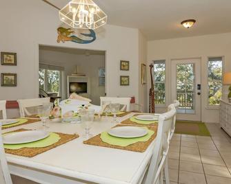 Spacious 3 bedroom, 3 full bath home on the 8th Green! Sleeps 8-10 - Bald Head Island - Comedor