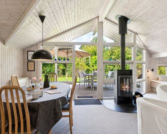 Holiday Home Batsha - 350m from the sea by Interhome - Tisvildeleje - Dining room