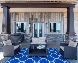 Grayshores Getaway: Spectacular Sunrise Views on Conesus Lake! - Geneseo - Patio